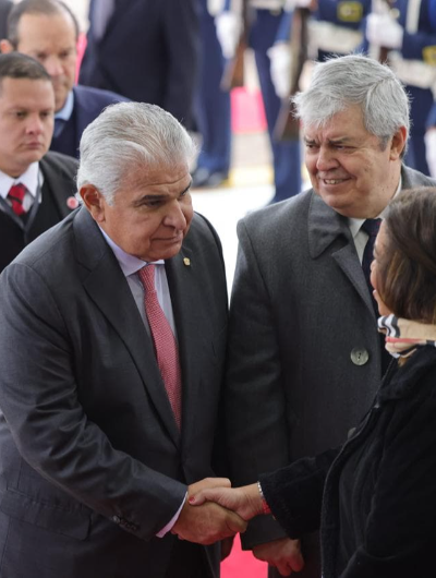 foto de portada de la publicación Mulino llega a  Paraguay en su primer viaje como Presidente