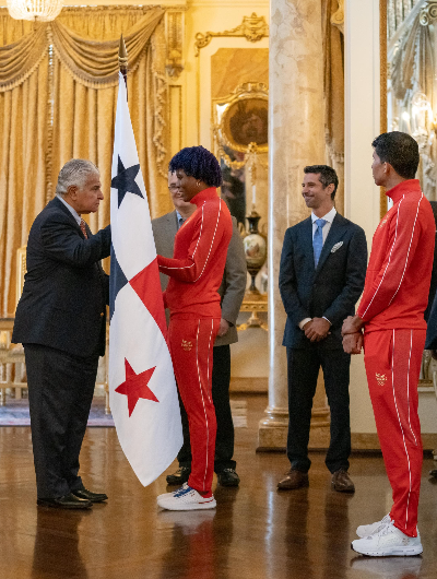 foto de portada de la publicación Presidente Mulino entrega el pabellón nacional a la boxeadora Atheyna Baylon