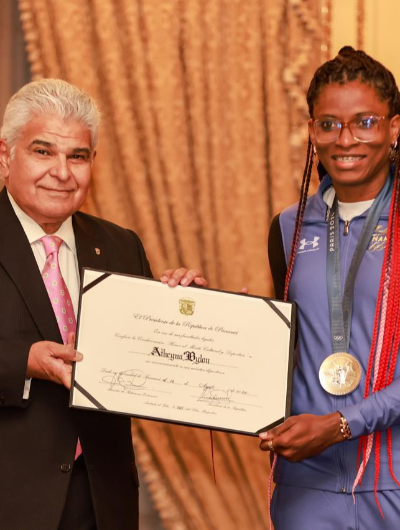 foto de portada de la publicación Presidente Mulino recibe a atletas olímpicos y condecora a medallista Atheyna Bylon