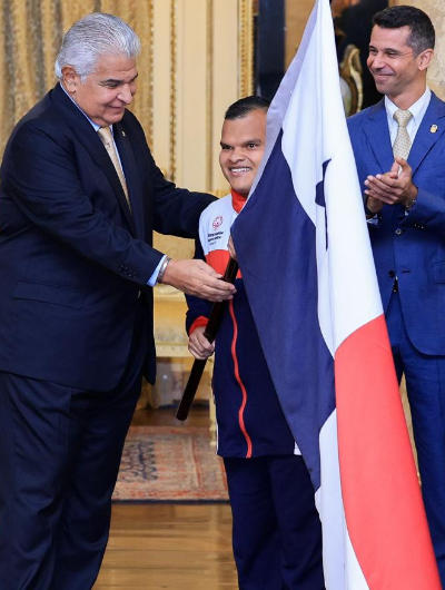 foto de portada de la publicación Presidente Mulino entrega Pabellón Nacional a atletas que participarán en IV Juegos Latinoamericanos de Olimpiadas Especiales