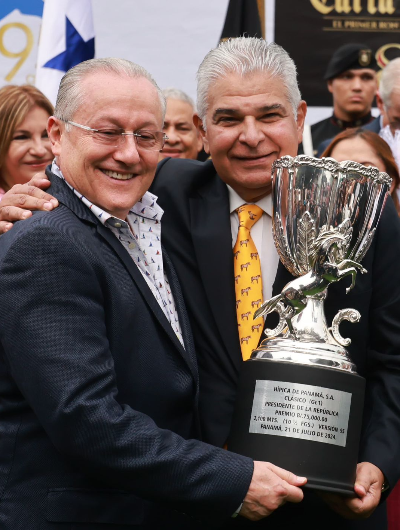 foto de portada de la publicación Mulino entrega copa a ganadores del Clásico Presidente de la República
