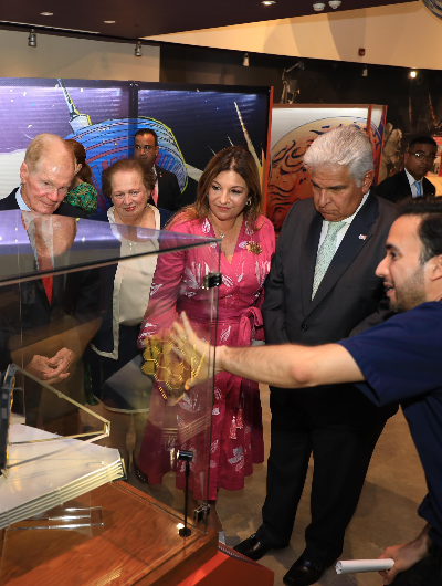 foto de portada de la publicación Presidente Mulino inaugura en el Biomuseo la exhibición “Ojos en el Espacio"