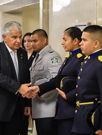 foto de portada de la publicación Presidente Mulino saluda a oficiales y cadetes becados en Uruguay